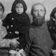 Imagen: Freuchen y su primera esposa juro a sus dos hijos.